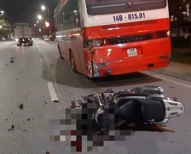 Quang Ninh: Va cham voi xe khach, mot chien si cong an tu vong