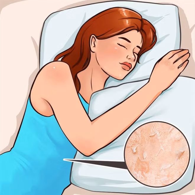 Bộ đồ ngủ thường áp sát vào làn da của bạn. Nếu bạn tiếp xúc với cùng một tấm vải nhiều lần, vi khuẩn và tế bào da chết sẽ tích tụ trong quần áo của bạn. Ngay cả khi bạn thường xuyên giặt ga giường, nó cũng sẽ không còn mới trong thời gian dài vì tiếp xúc trực tiếp với quần áo ngủ chưa giặt. Việc mặc cùng một bộ đồ ngủ đêm này qua đêm khác có thể gây ra nhiễm trùng khó điều trị.