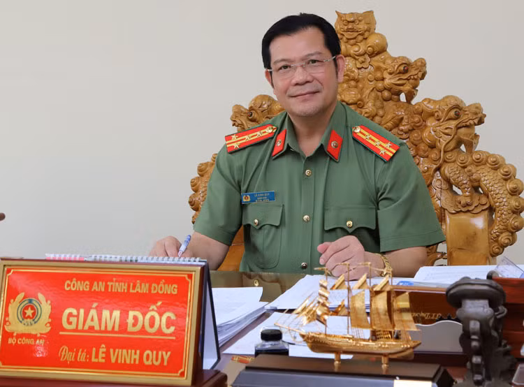 Đại tá Lê Vinh Quy (SN 1967, quê tỉnh Quảng Nam) từng đảm nhiệm chức vụ Phó trưởng Công an huyện, Trưởng Công an huyện Cư Jút (Đắk Nông); Trưởng phòng Cảnh sát hình sự, Công an tỉnh Đắk Nông. Từ tháng 7/2015, đại tá Lê Vinh Quy giữ chức vụ Phó Giám đốc Công an tỉnh Đắk Nông, Thủ trưởng Cơ quan Cảnh sát điều tra. Tháng/2020 giữ chức Giám đốc Công an tỉnh Lâm Đồng.