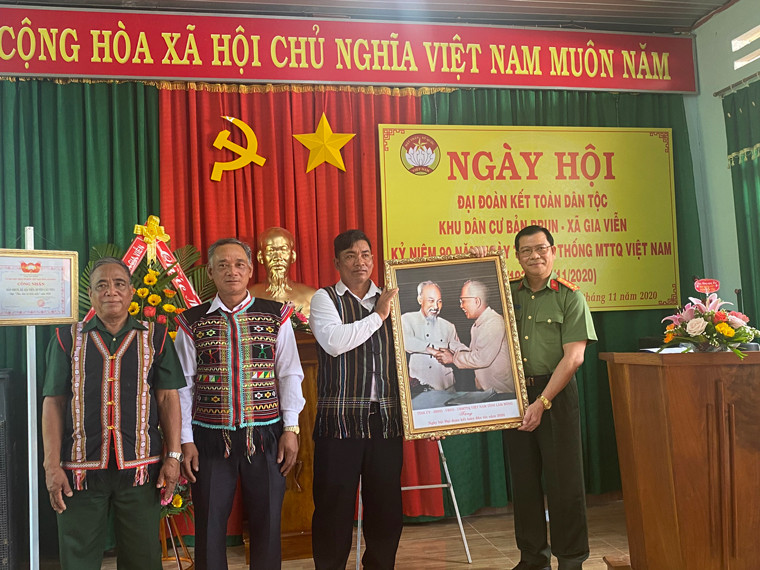 Đại tá Quy thường sinh hoạt và tham gia các hoạt động xã hội tại địa phương.