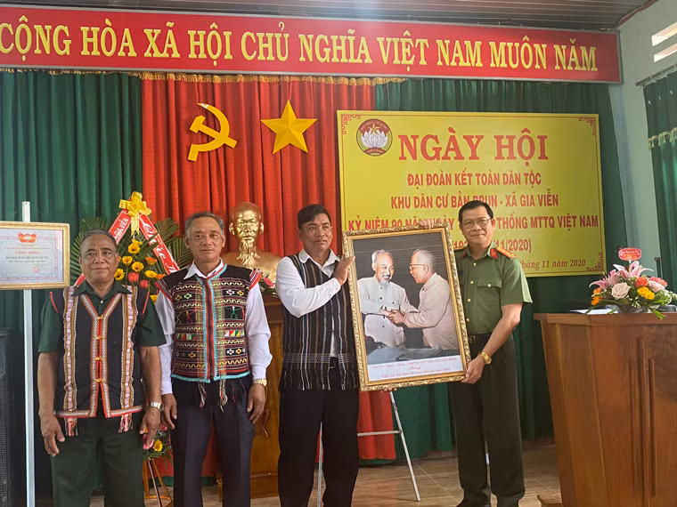 Đại tá Quy thường sinh hoạt và tham gia các hoạt động xã hội tại địa phương.