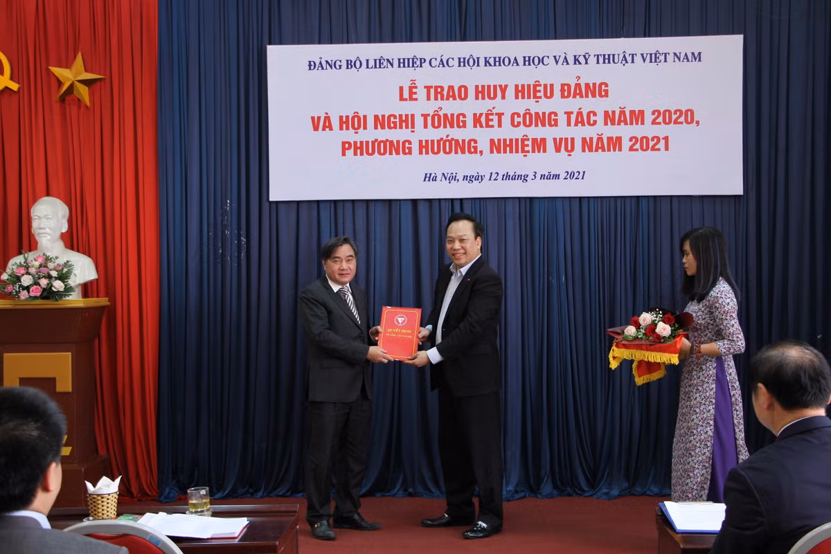 Trao Huy hieu Dang cho cac Dang vien cua Lien hiep Hoi Viet Nam-Hinh-2