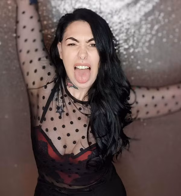 Ra nước ngoài nâng ngực, cô gái trẻ phải nạo vét cắt bỏ 2 bên vú Ra nuoc ngoai nang nguc, co gai tre phai nao vet cat bo 2 ben vu