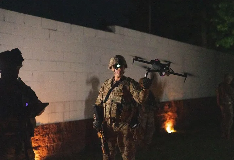 Skydio X10D là UAV cỡ nhỏ đầu tiên trong lịch sử tích hợp cảm biến FLIR Boson+, cung cấp hình ảnh nhiệt chất lượng cao nhất và chỉ số phóng xạ chính xác.