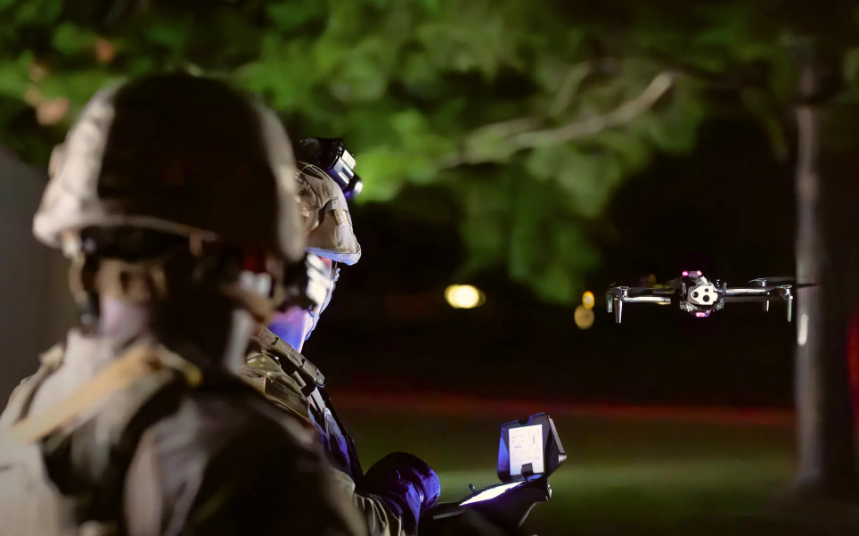 Skydio X10D là máy bay không người lái nhỏ đầu tiên có khả năng hoạt động liên tục 24/7, với độ nhạy ban đêm mang tính cách mạng cho phép bay tự động, tránh chướng ngại vật trong điều kiện không có ánh sáng.