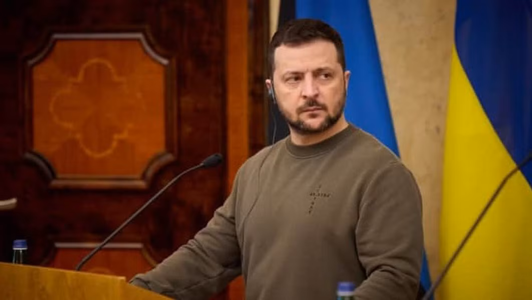 Tổng thống Zelensky nói phòng không Ukraine cần đến 25 khẩu đội Patriot để bao phủ không phận trên toàn lãnh thổ. Con số này cao gấp 8 lần những gì Ukraine đang có và nhiều hơn hai lần sản lượng hàng năm mà Raytheon, hãng sản xuất tên lửa Patriot của Mỹ, có thể đạt được.