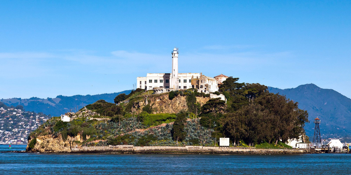 Với biệt danh The Rock – tảng đá, nhà tù khét tiếng Alcatraz nằm trên hòn đảo cùng tên ở vịnh San Francisco, Mỹ. Nhà tù này giam giữ nhiều tên tội phạm khét tiếng, nguy hiểm bậc nhất nước Mỹ. Không có bất cứ tên tội phạm nào vượt ngục thành công khỏi nhà tù kiên cố này.