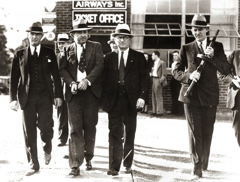 Để có tiền tiêu xài, George đi cướp ngân hàng với vũ khí mang theo là súng máy. Vì vậy, y còn có biệt danh là “Súng máy Kelly”.