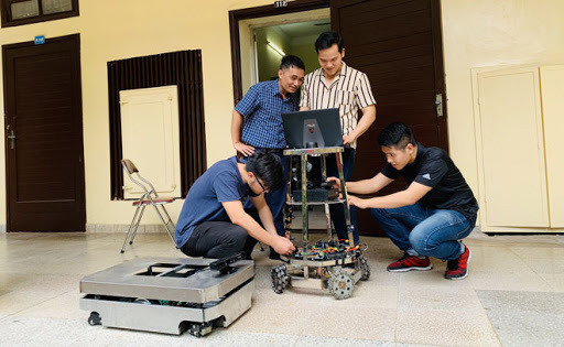 Tien si Viet nghien cuu robot tu hanh thong minh AMR