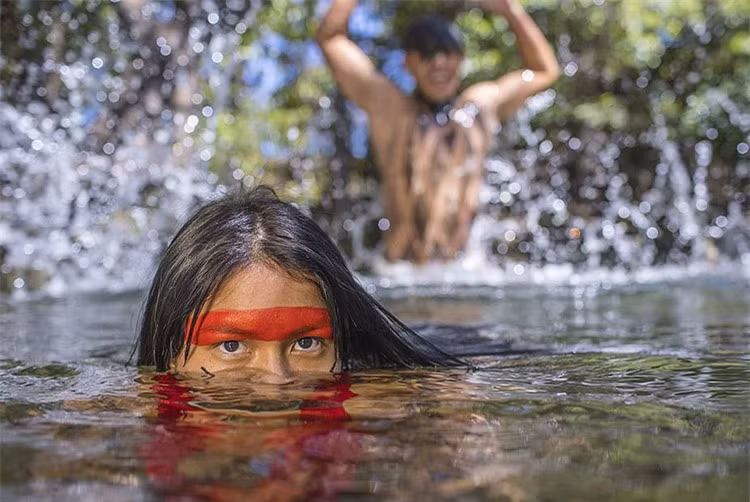 Nhiếp ảnh gia Ricardo hy vọng các tác phẩm của ông có thể thu hút sự quan tâm của dư luận đối với những khó khăn mà người thổ dân phải đối mặt. Trong ảnh, một cô bé thổ dân tại khu bảo tồn Chapada Imperial. Ảnh: Daily Mail