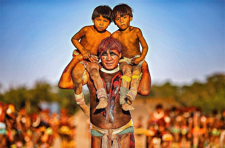 Một ông bố với 2 cậu con trai nhỏ trên vai. Ảnh: Daily Mail