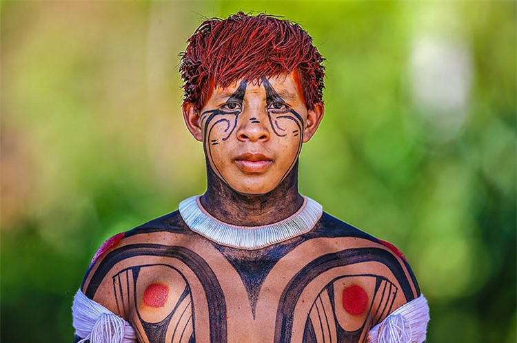 Nhiếp ảnh gia Ricardo khẳng định: “Chúng ta cần cho thấy tầm quan trọng của các thổ dân đối với thế giới, họ bảo vệ rừng của chúng ta. Tôi đến đó để ghi lại tư liệu về những con người đã gặp nhiều khó khăn để bảo vệ thiên nhiên”. Ảnh: Người thổ dân Kalapalo với những hình vẽ ấn tượng trên người và trên khuôn mặt. Ảnh: Daily Mail