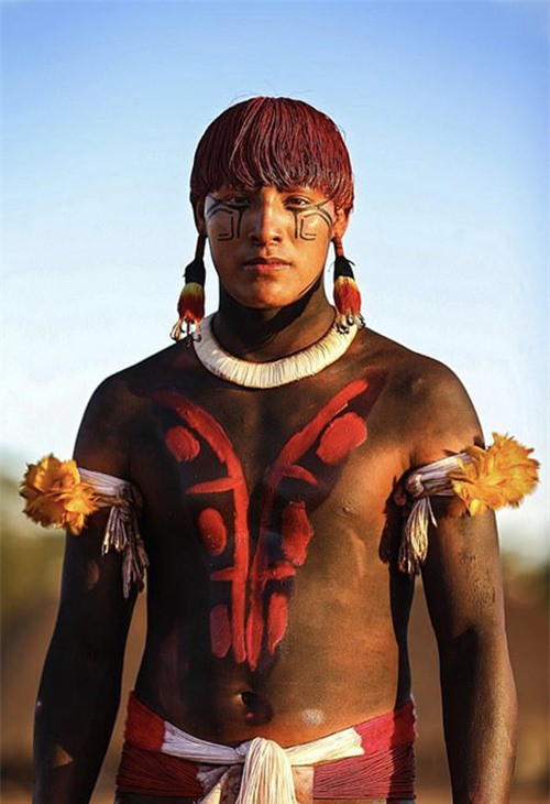 Vẻ rắn rỏi của một thiếu niên thổ dân. Ảnh: Daily Mail