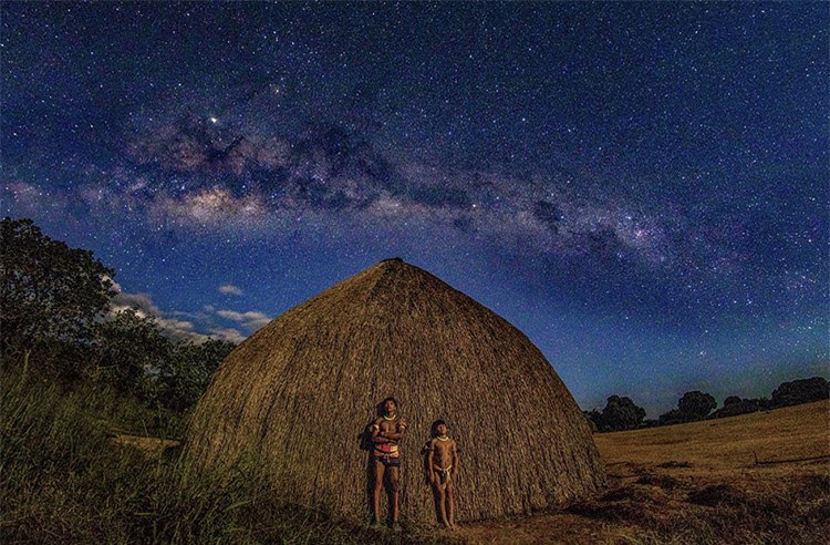 Hai thổ dân cùng ngắm bầu trời ngàn sao. Ảnh: Daily Mail