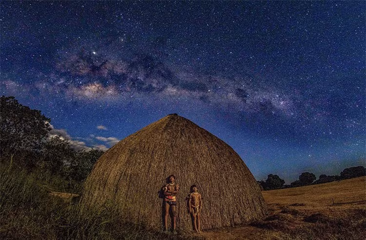 Hai thổ dân cùng ngắm bầu trời ngàn sao. Ảnh: Daily Mail