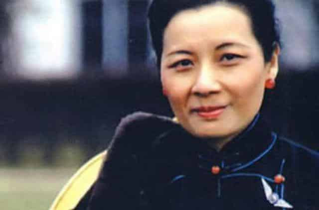 Cụ thể, Tống Mỹ Linh từng tiết lộ ước muốn "lá rụng về cội" sau khi qua đời. Trên thực tế, nghĩa trang nhà họ Tống nằm tại Thượng Hải là nơi an nghỉ của cha mẹ Tống Mỹ Linh và người chị Tống Khánh Linh.