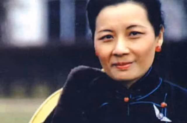 Cụ thể, Tống Mỹ Linh từng tiết lộ ước muốn "lá rụng về cội" sau khi qua đời. Trên thực tế, nghĩa trang nhà họ Tống nằm tại Thượng Hải là nơi an nghỉ của cha mẹ Tống Mỹ Linh và người chị Tống Khánh Linh.