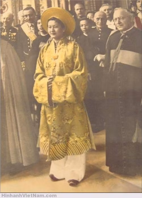 Với những nét trên gương mặt căng tràn hương sắc miền Nam Việt của bà, Nam Phương hoàng hậu được liệt vào danh sách 5 vị hoàng hậu đẹp nhất thời bấy giờ.