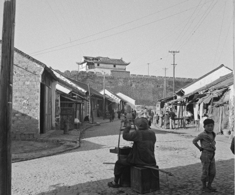 Trong ảnh là một gánh hàng rong nhỏ đang mời chào khách ngay giữa đường.