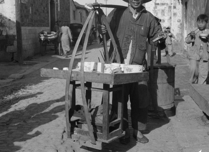 Gánh hàng quà vặt đang rao trên đường phố Trung Quốc.