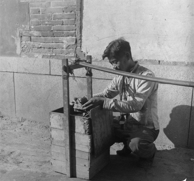 Nhiều người dân thời Dân quốc mưu sinh bằng cách bán hàng rong. Một gánh hàng rong bán bánh điểm tâm.