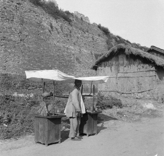 Một quầy hàng rong sơ sài, nghèo nàn.