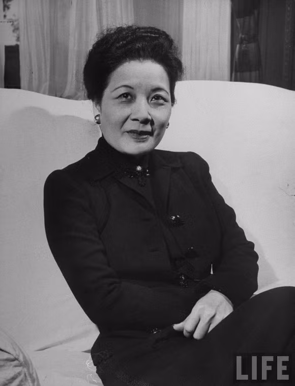 Về sau, Tống Mỹ Linh (trong ảnh) đáp chuyến bay tới Hawai để chuẩn bị sang New York thì đột ngột ngay trở về nước. Nguyên do là vì bà nhận được điện báo của chồng với nội dung "hãy dừng chân ở Hawaii, tạm thời không đi đến New York nữa".