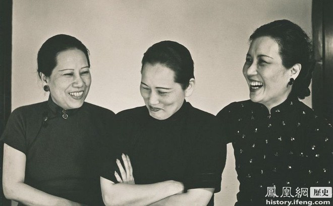 Thế nhưng, Tống Mỹ Linh chỉ gửi điện báo với nội dung: "Đưa chị ấy đến New York chữa bệnh". Cuối cùng, Tống Khánh Linh qua đời ngày 29/5/1981. Lãnh đạo Bắc Kinh gửi điện báo mời lãnh đạo Đài Loan cũng như Tống Mỹ Linh về dự tang lễ chị gái. Từ trái qua phải ảnh: Tống Ái Linh, Tống Khánh Linh và Tống Mỹ Linh.