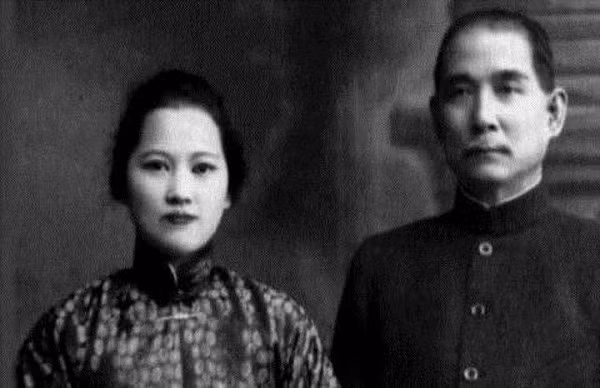 Vì vậy, phía Mỹ đã gửi điện báo mời Tống Khánh Linh (trong ảnh) và Tống Mỹ Linh sang dự tang lễ của Tống Tử Văn.