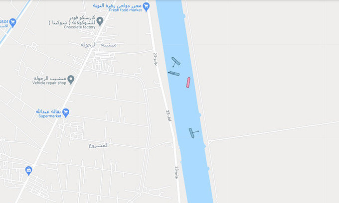 Inchcape cũng đăng kèm thông báo ảnh chụp từ Google Maps cho thấy tàu đã dịch chuyển vị trí. Hiện chưa rõ thời điểm các tàu có thể lưu thông trở lại qua kênh Suez. Trong ảnh, vị trí tàu Ever Given (màu đỏ) đã dịch chuyển so với trước đó. Đồ họa: Google Maps.