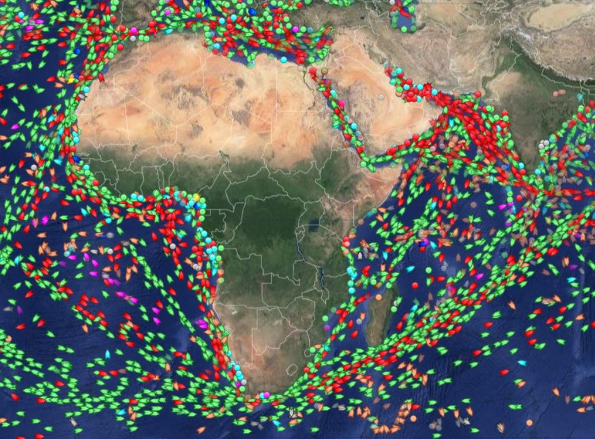 Những công ty vận tải biển lớn như Maersk của Đan Mạch đã chuyển hướng cho tàu đi vòng qua Mũi Hảo Vọng của Nam Phi dù chi phí cao hơn và tuyến đường dài hơn, khiến chúng mất thêm ít nhất 7 ngày hành trình. Ảnh: Nhiều tàu chuyển sang hướng Mũi Hảo Vọng, số khác chờ di chuyển qua kênh đào Suez. Ảnh do Zing cập nhật thời gian thực trong sáng 29/3 (giờ Việt Nam): Marinevesseltraffic. 
