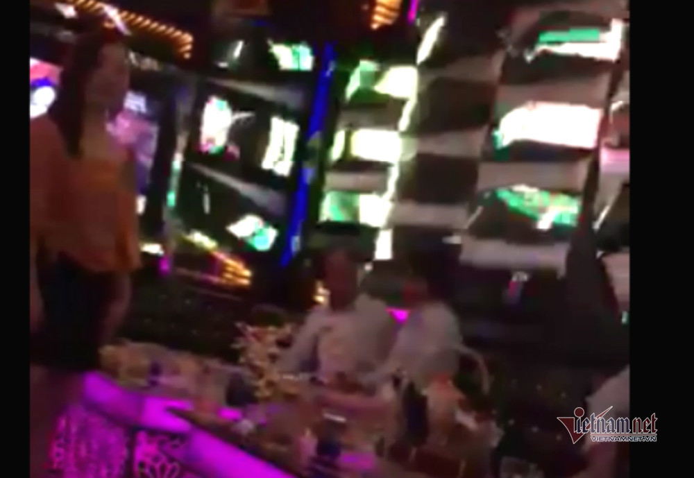 Nghi van Vien truong KSND o Dak Lak di hat karaoke om bi quay clip-Hinh-3