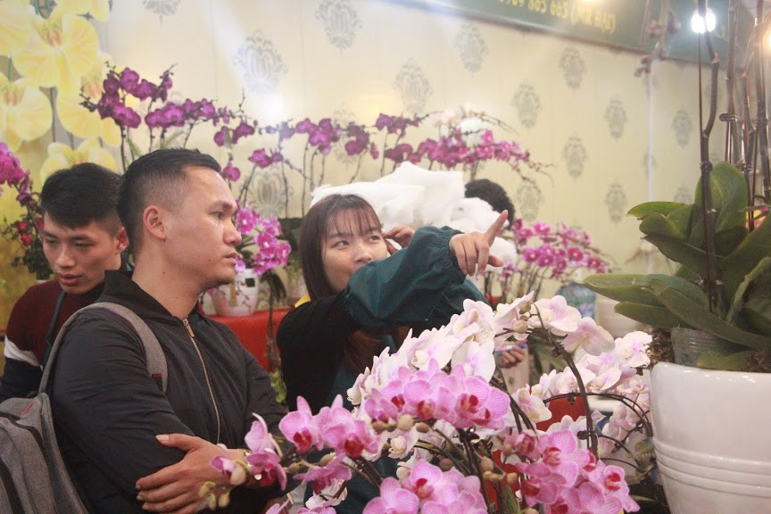 Hiện nay cũng đã có rất nhiều khách đã tới đây tham quan và mua hàng. 