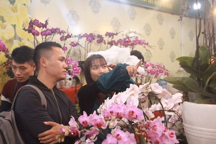 Hiện nay cũng đã có rất nhiều khách đã tới đây tham quan và mua hàng. 