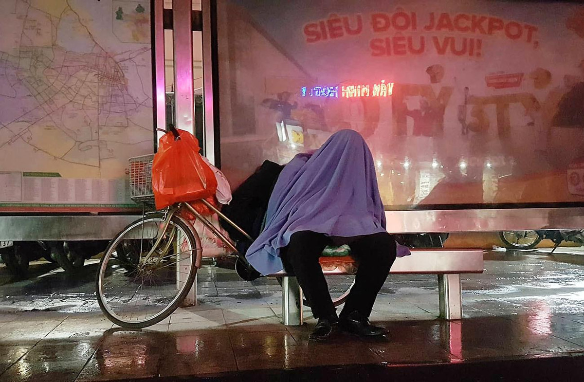 Trạm chờ xe buýt cũng là nơi nhiều người dùng làm chỗ ngủ.
