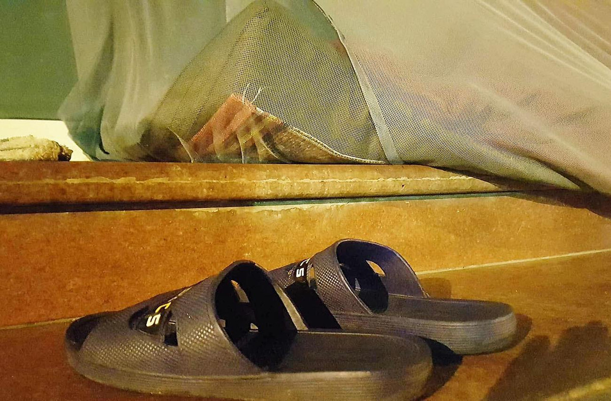 Một người đàn ông ngủ bên đường Quán Thánh.