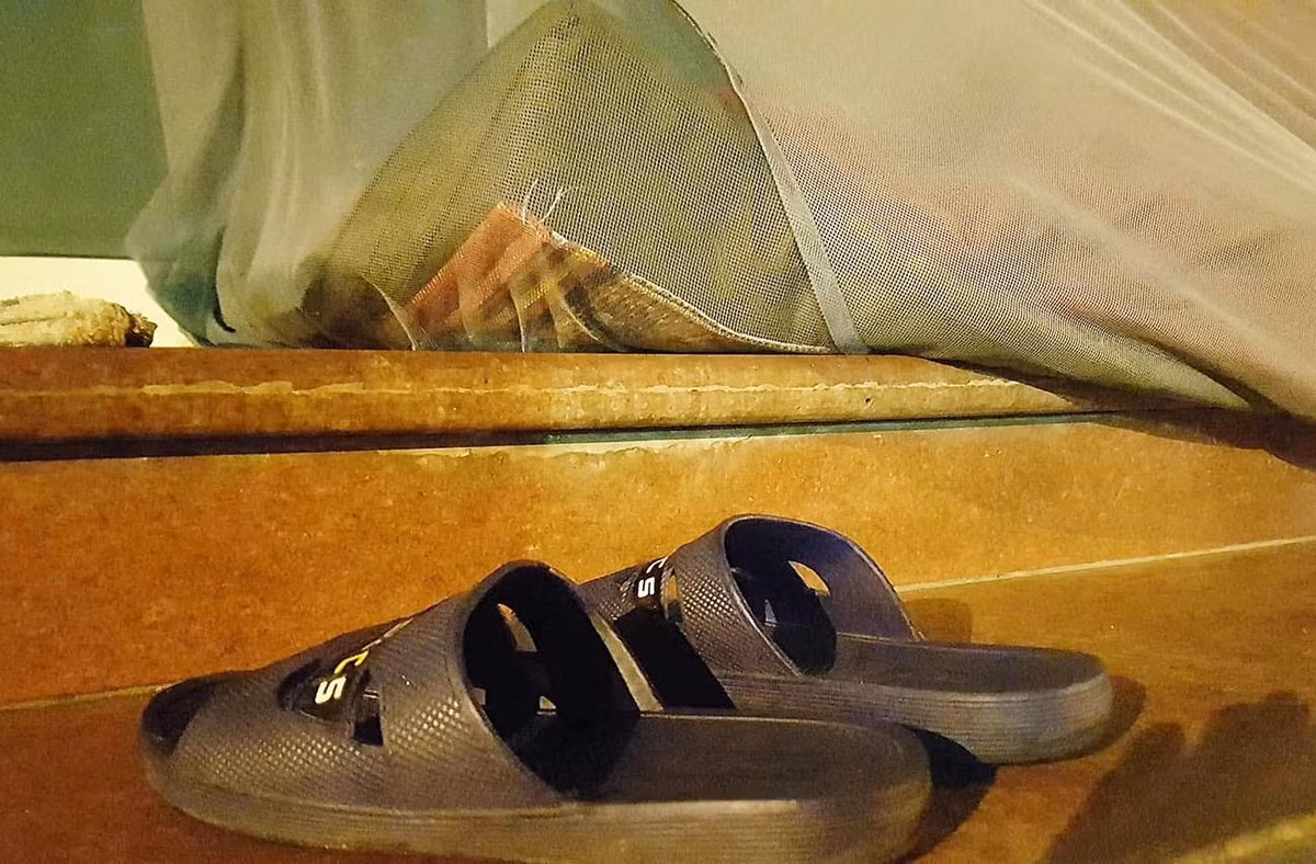 Một người đàn ông ngủ bên đường Quán Thánh.