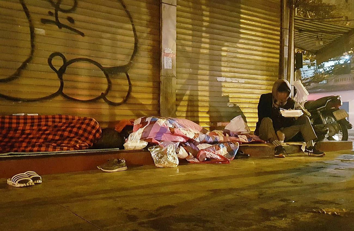 Những người này họ đều cho biết, sau khi trời sáng họ sẽ rời đi và thu don sạch sẽ đồ đạc, rác... chỗ mình nằm rồi tiếp tục mưu sinh.
