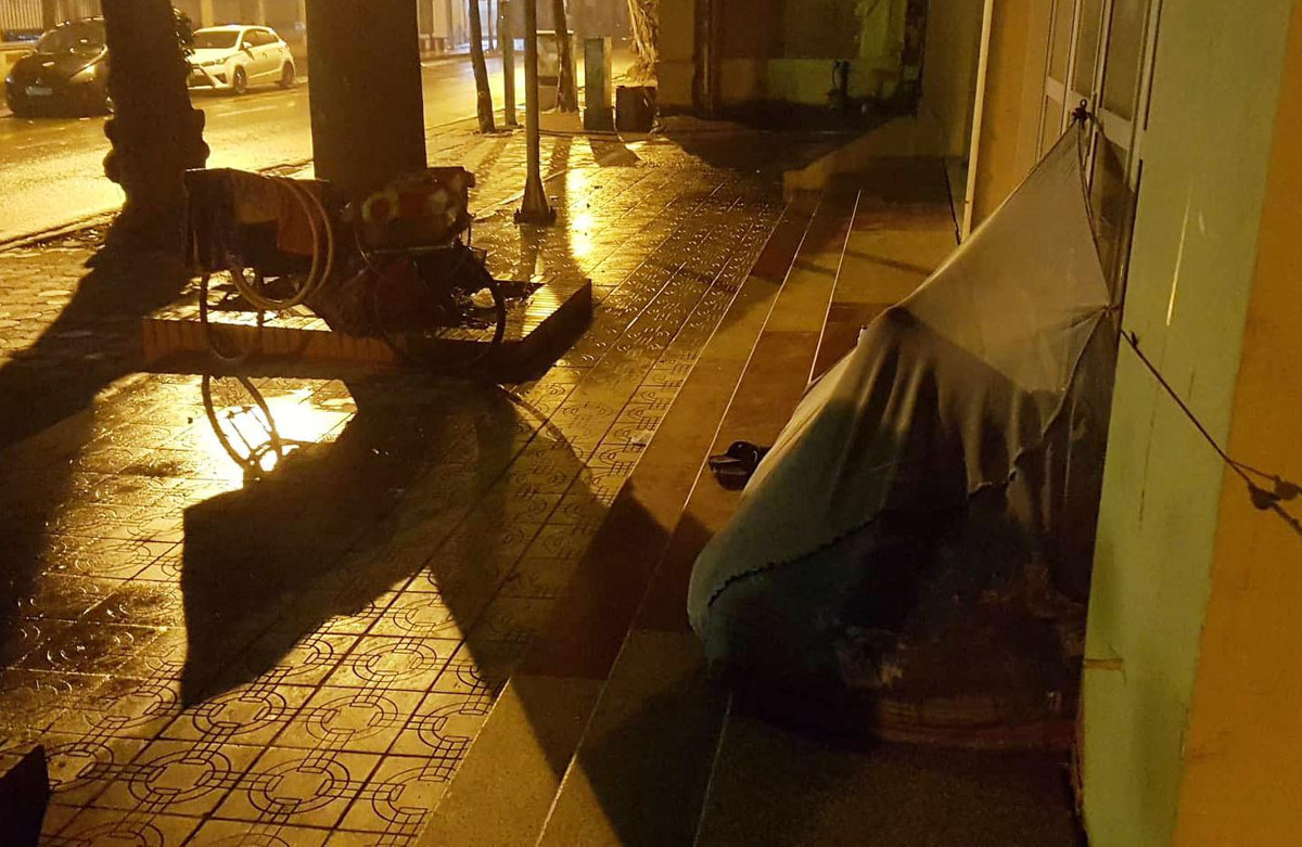 Nhiều người đã gắn bó với vỉa hè Hà Nội nhiều năm, trả lời về tương lai sẽ thế nào? nhiều người chỉ thở dài và lặng im. Xem thêm video: Hết mình tình nguyện vì người vô gia cư. Nguồn: VTC 2.