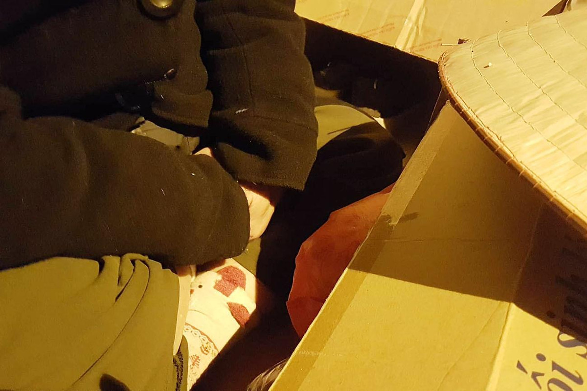 Đôi tay cóng buốt phải đan xen vào nhau cho đỡ bị lạnh.