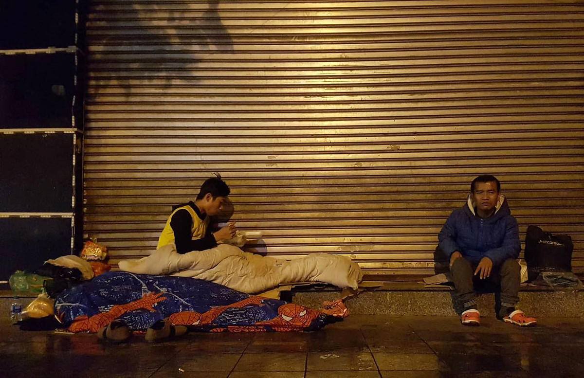 Những giấc ngủ không trọn vẹn nơi vỉa hè.