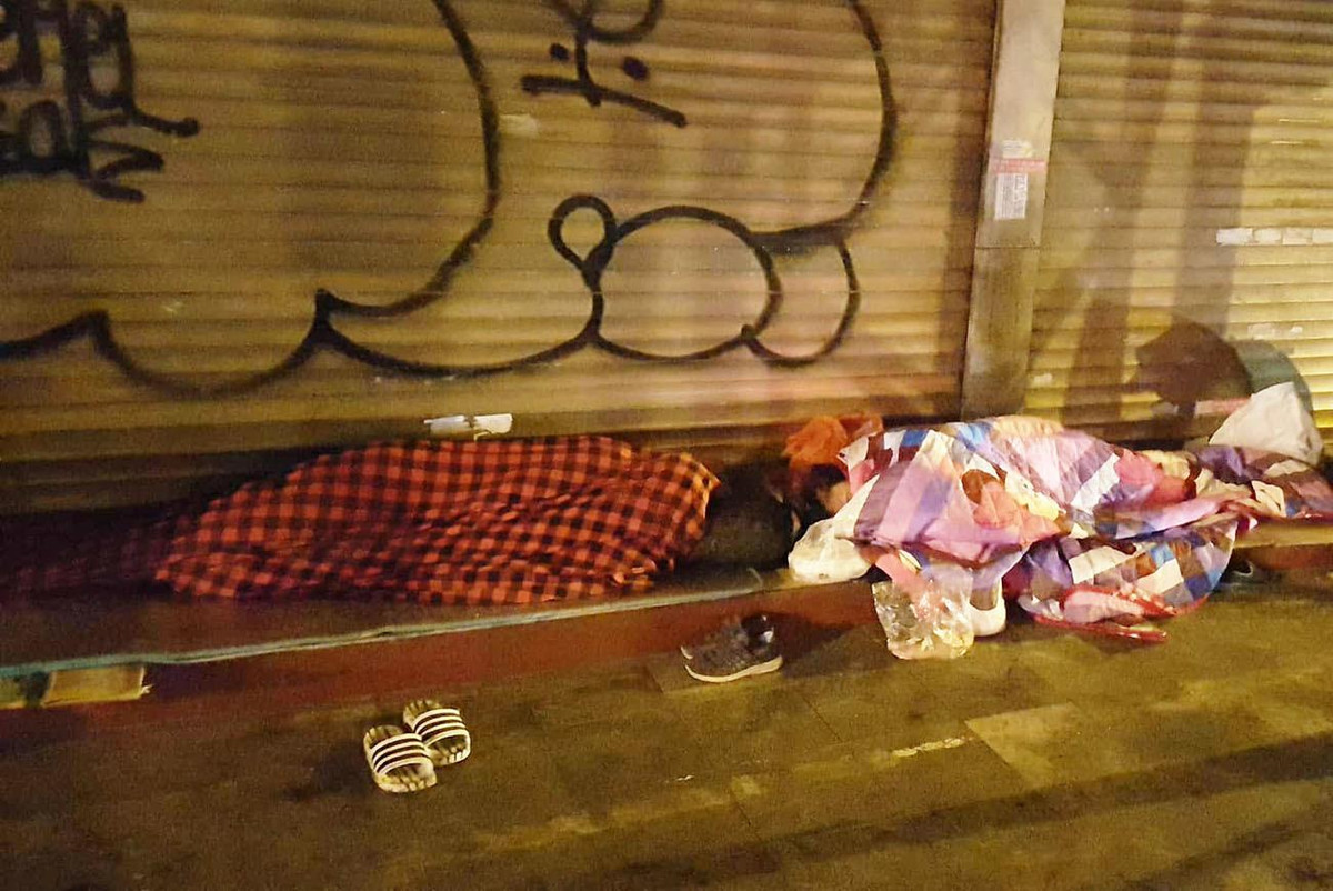 Trên phố Hàng Đậu, một vài người rải chăn ngủ ngay trên hiên nhà.