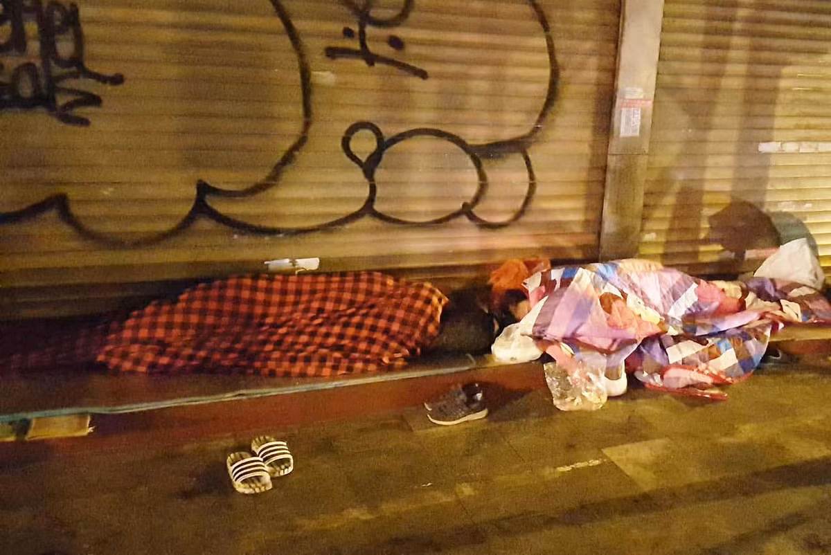 Trên phố Hàng Đậu, một vài người rải chăn ngủ ngay trên hiên nhà.