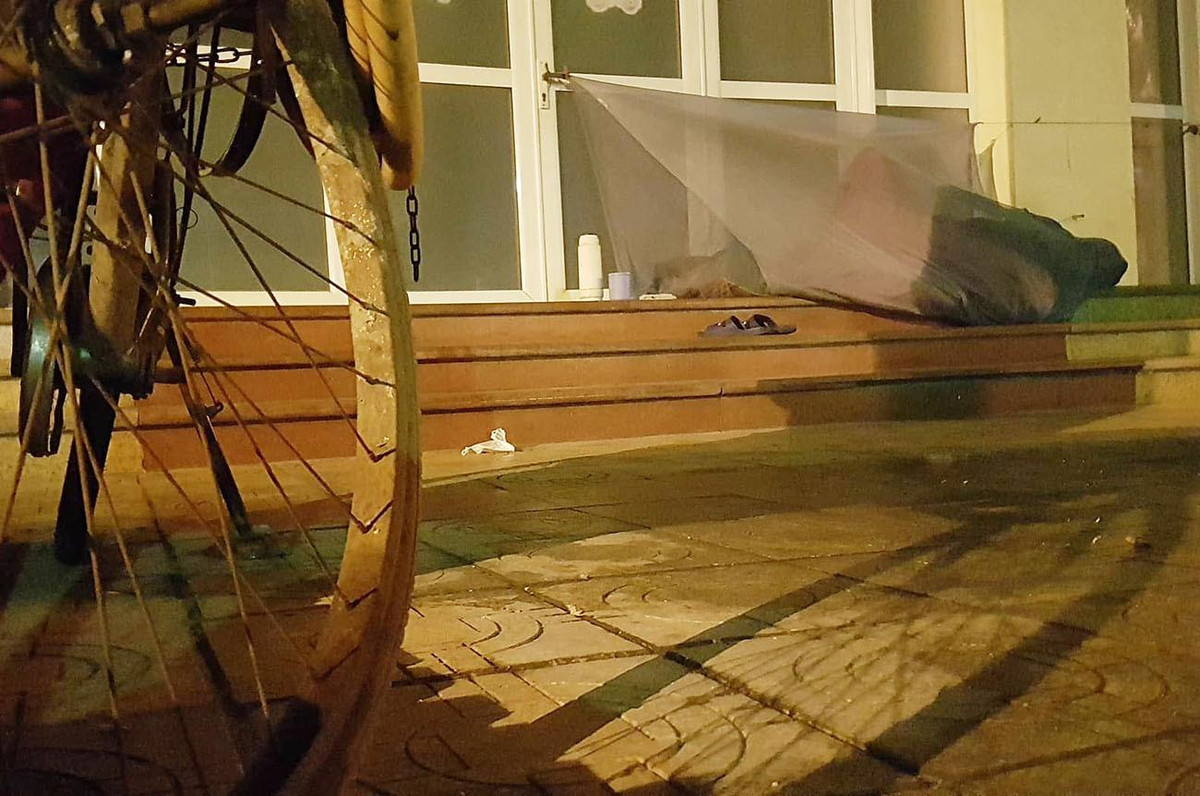 Trên nhiều con đường, tuyến phố ở Hà Nội không khó để bắt gặp những người vô gia cư vẫn lang thang, ngủ vỉa hè, hiên các ngôi nhà bên đường.