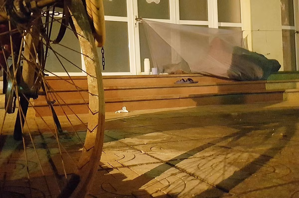 Trên nhiều con đường, tuyến phố ở Hà Nội không khó để bắt gặp những người vô gia cư vẫn lang thang, ngủ vỉa hè, hiên các ngôi nhà bên đường.