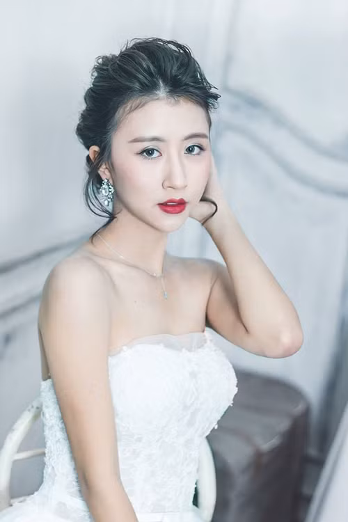 Năm 2015, với vai diễn Tường Vy công chúa trong bộ phim sitcom 5S Online, Quỳnh Anh đã chính thức góp mặt trong lĩnh vực phim truyền hình.