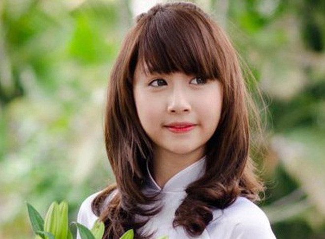 Trong 3 cô gái, Quỳnh Anh Shyn (Phí Quỳnh Anh) đạt được nhiều thành công nhất trong hoạt động nghệ thuật. Với gương mặt bầu bĩnh, đôi mắt trong sáng, hot girl sinh năm 1996 bắt đầu tiếp xúc với nghệ thuật qua việc làm người mẫu ảnh trên nhiều trang mạng.