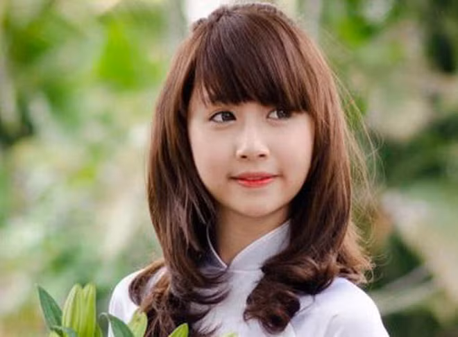 Trong 3 cô gái, Quỳnh Anh Shyn (Phí Quỳnh Anh) đạt được nhiều thành công nhất trong hoạt động nghệ thuật. Với gương mặt bầu bĩnh, đôi mắt trong sáng, hot girl sinh năm 1996 bắt đầu tiếp xúc với nghệ thuật qua việc làm người mẫu ảnh trên nhiều trang mạng.