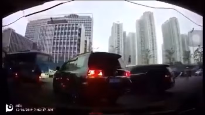 Cong nghe doi bien xe Toyota Land Cruiser trang sang xanh: Mua de hon rau, ban co hop phap?