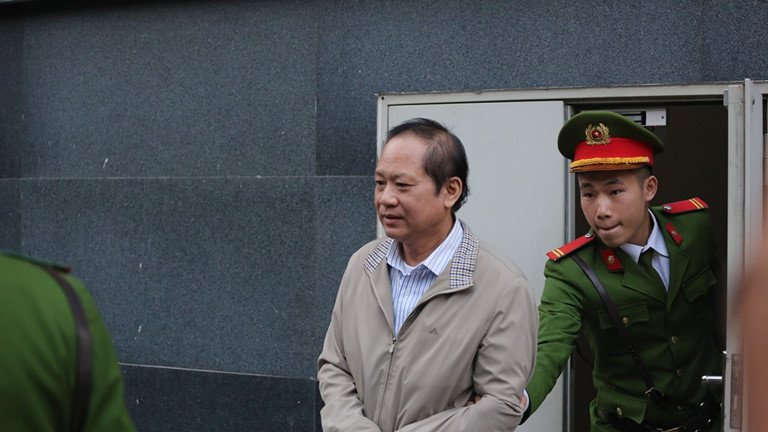 Cũng trong ngày 21/12, trong phần tự bào chữa, bị cáo Trương Minh Tuấn, nguyên Bộ trưởng Bộ Thông tin và Truyền thông (TT-TT), gửi lời xin lỗi đến nhân dân, các vị lãnh đạo Đảng, Nhà nước, ngành truyền thông vì những vi phạm của mình. Bị cáo nhận thức vụ án ảnh hưởng rất lớn đến uy tín của Đảng; cán bộ, công chức, viên chức...